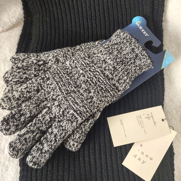 isotoner Accessories - Isotoner Gloves and Ebony Scarf  1SZ